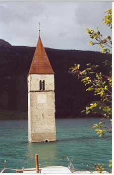 Kirchturm im Wasser