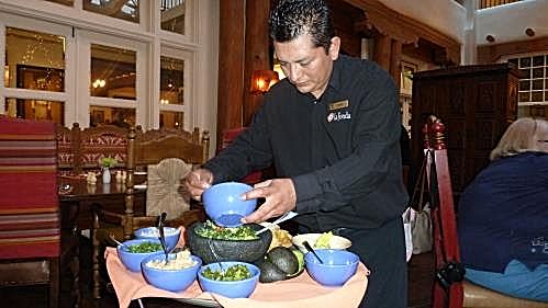 Guacamole-Zubereitung am Tisch im la Fonda Hotel